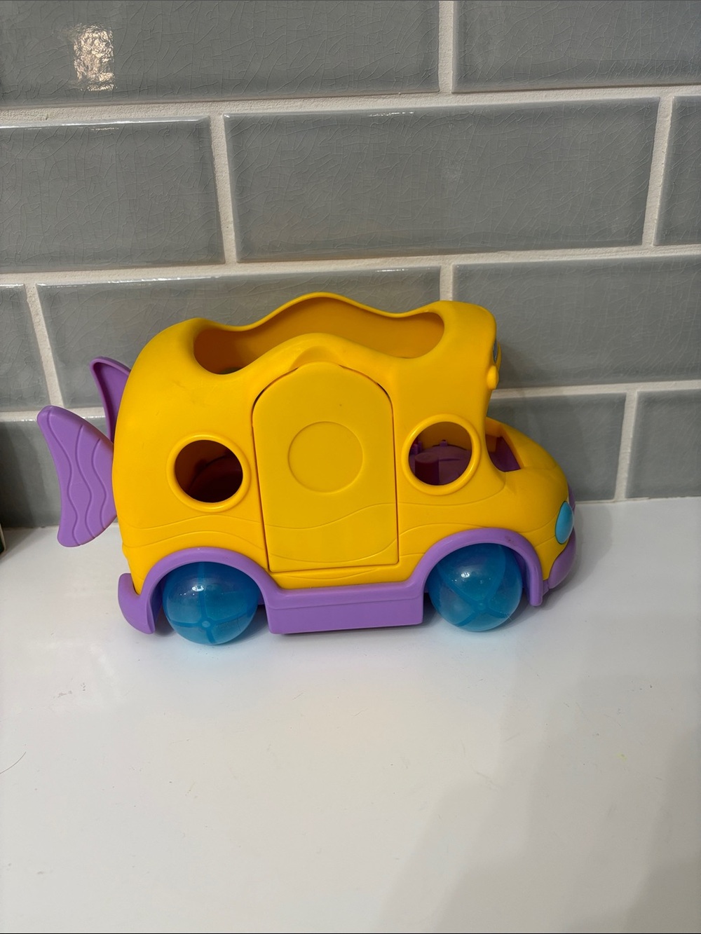 Bubble guppies yellow school bus